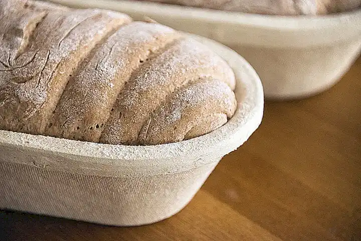 Acompaña la sopa de marisco con una porción de pan integral para obtener fibra
