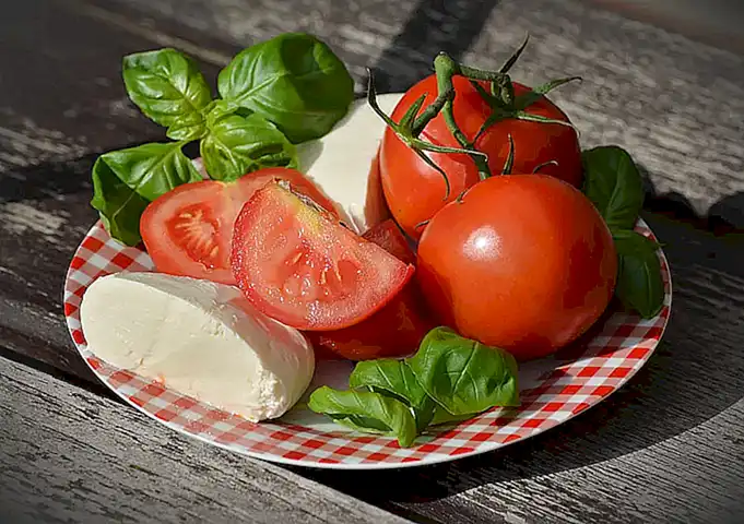Acompaña las vieiras con una ensalada fresca de rúcula y tomates cherry