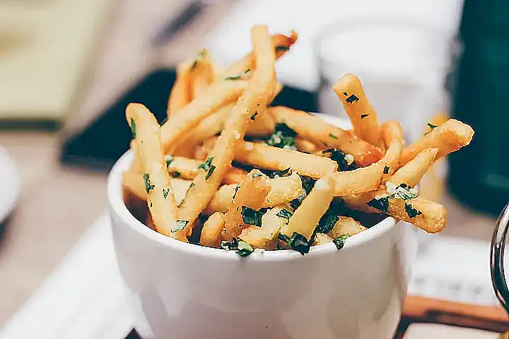 Acompaña los camarones con una guarnición de papas fritas crujientes