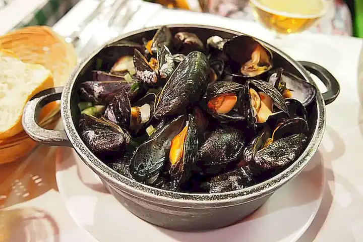 Agrega los mejillones a la olla y tápala