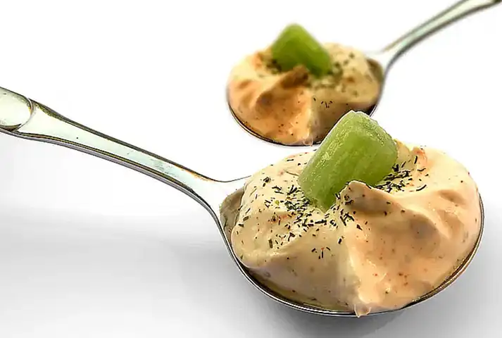 Alioli casero proporciona un toque cremoso y ajo al plato