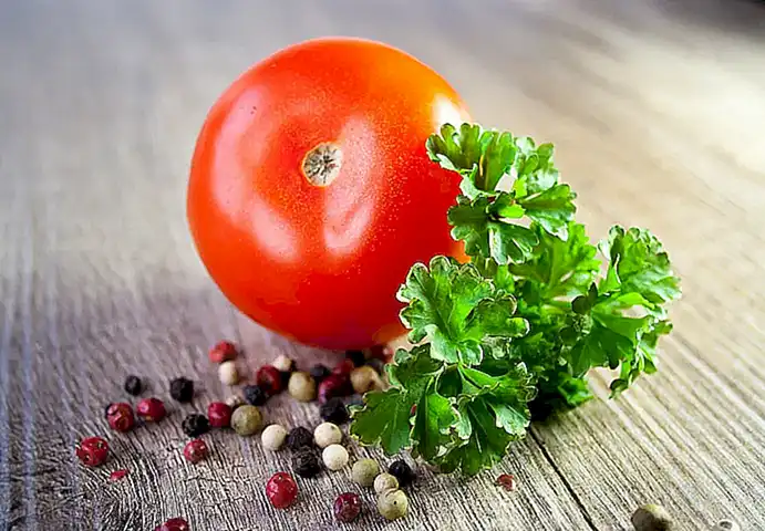 Añade tomate picado y cocina por unos minutos más