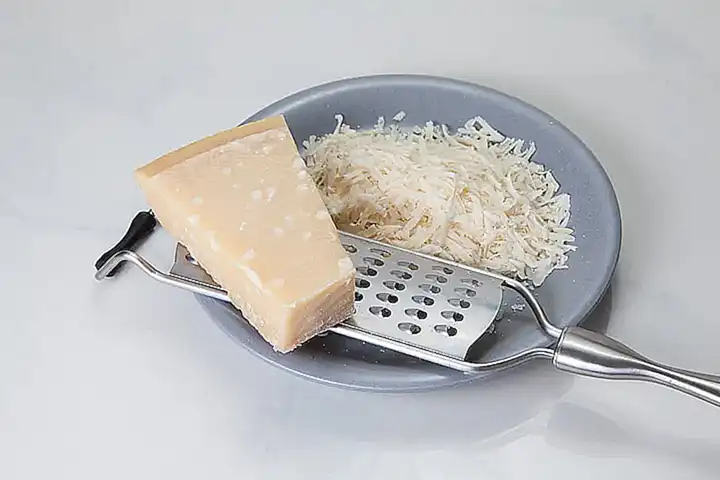 Aprende a preparar vieiras al gratén con queso parmesano