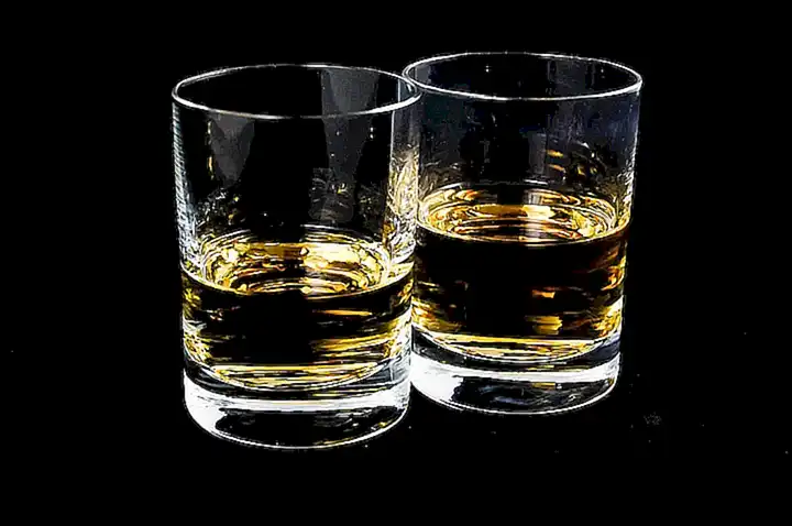 Bebe agua o bebidas sin azúcar en lugar de alcohol o refrescos azucarados