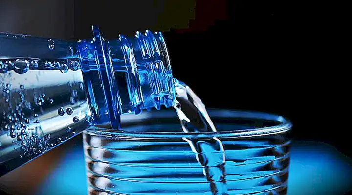 Beber suficiente agua también es fundamental para eliminar el ácido úrico del cuerpo