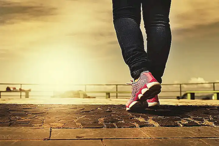 Beneficios de la habilidad de caminar hacia atrás