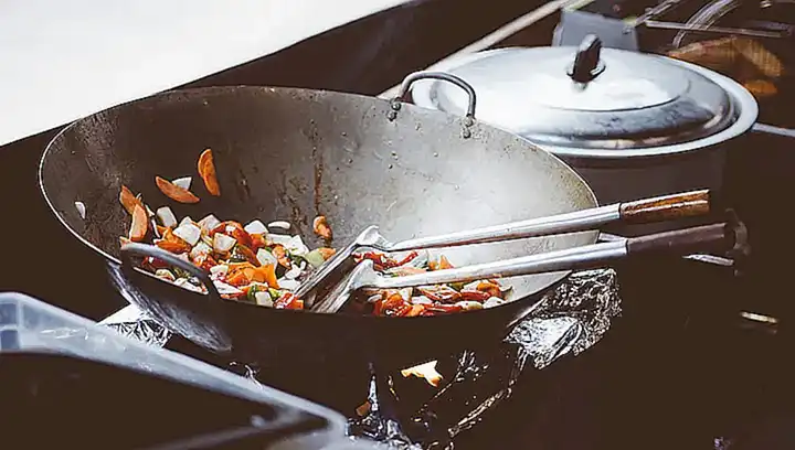 Calienta aceite en una sartén y añade cebolla y pimiento rojo picados