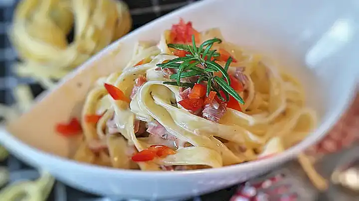 Cocina el linguine en agua con sal hasta que esté al dente