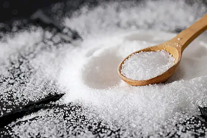 Cocina el pulpo en agua con sal y una hoja de laurel hasta que esté tierno