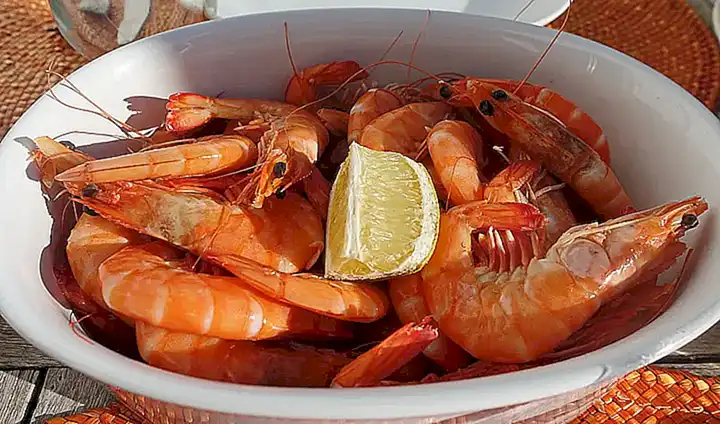Cocinar los gambones durante 2-3 minutos por cada lado