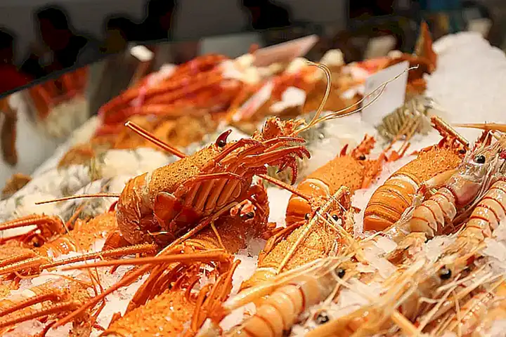 Compra un bogavante fresco en tu mercado local o pescadería confiable