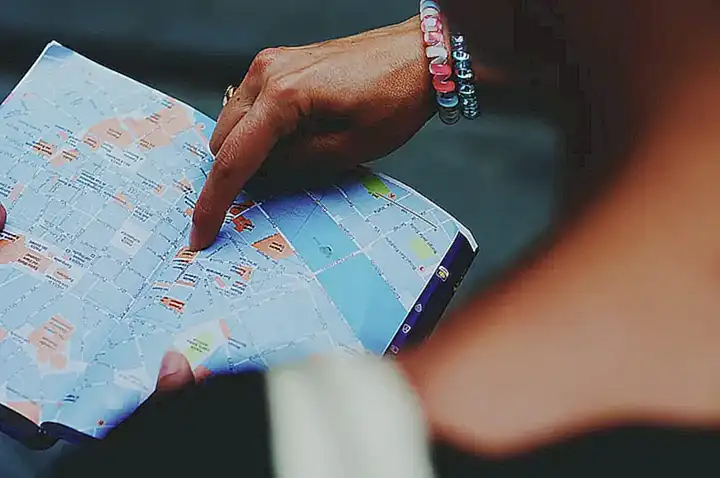 Consulta guías de viaje o blogs de comida para obtener recomendaciones de lugares para probar almejas