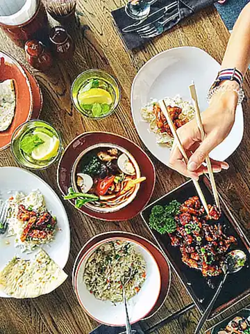 Contacta a restaurantes de alta categoría y pregunta si ofrecen ostras a volante en su menú