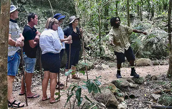 Contrata un guía turístico que conozca la zona y te pueda llevar al río