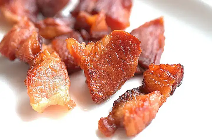 ¿Cuál es la mejor forma de cocinar el bacon para acompañar las vieiras?