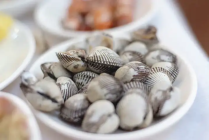 ¿Cuál es la mejor forma de limpiar los berberechos antes de cocinarlos?
