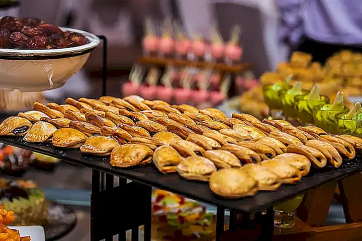Disfruta de platos tradicionales como la empanada de mariscos