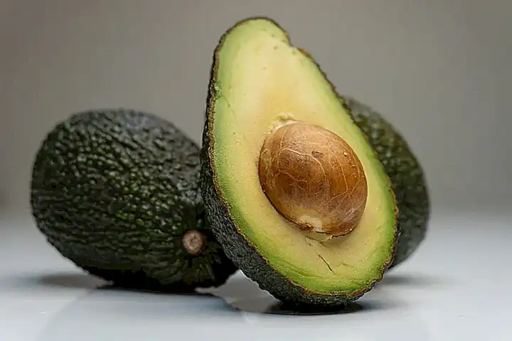 Disfruta de una deliciosa ensalada de vieiras con aguacate y vinagreta de frutas cítricas