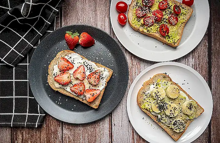 Disfruta de unos deliciosos mejillones en lata en un sándwich gourmet con aguacate y bacon