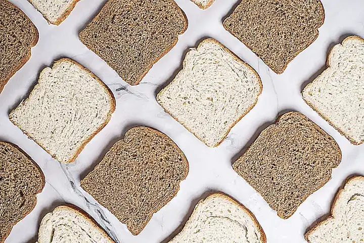 Disfruta las almejas con una rebanada de pan fresco para mojar en los jugos