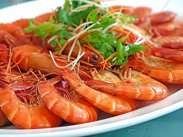 Disfrutar de mariscos frescos en restaurantes especializados es una experiencia única y deliciosa