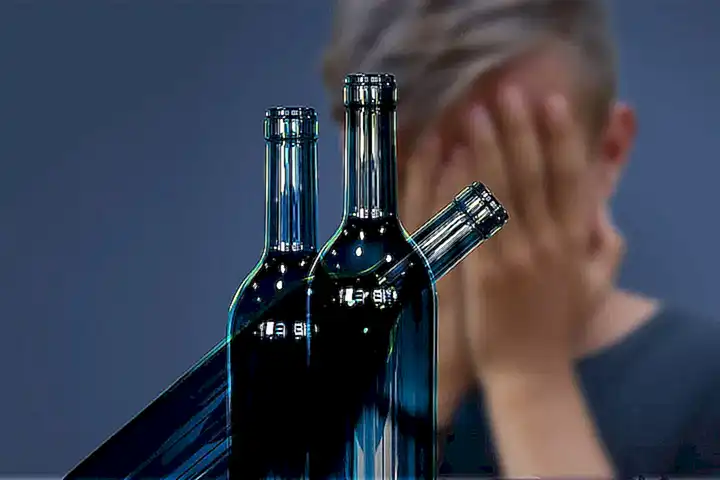 El consumo excesivo de alcohol puede contribuir al mal olor en las heces