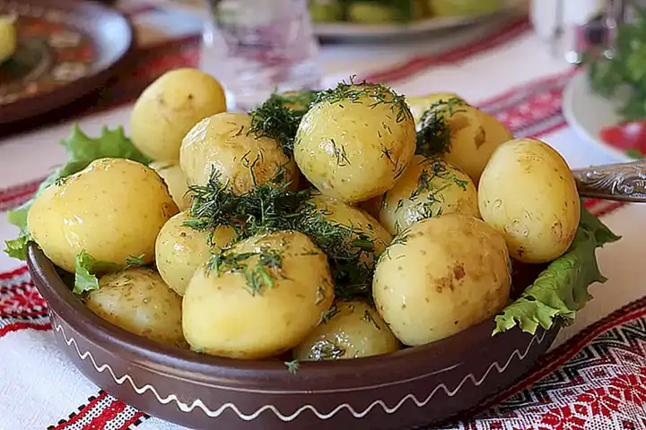 El método tradicional para cocer patatas al preparar pulpo a feira