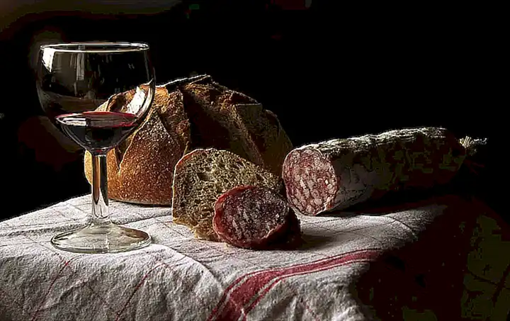 Elige un vino blanco seco y afrutado para maridar con las ostras