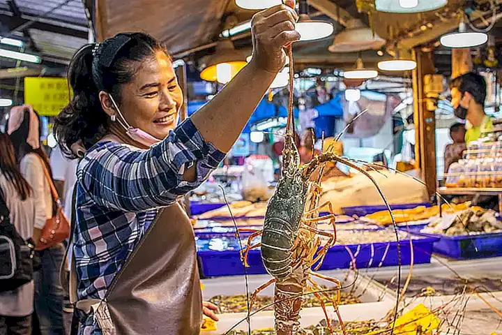 Encuentra los ingredientes frescos y auténticos para la caldereta de bogavante portuguesa en tu mercado local