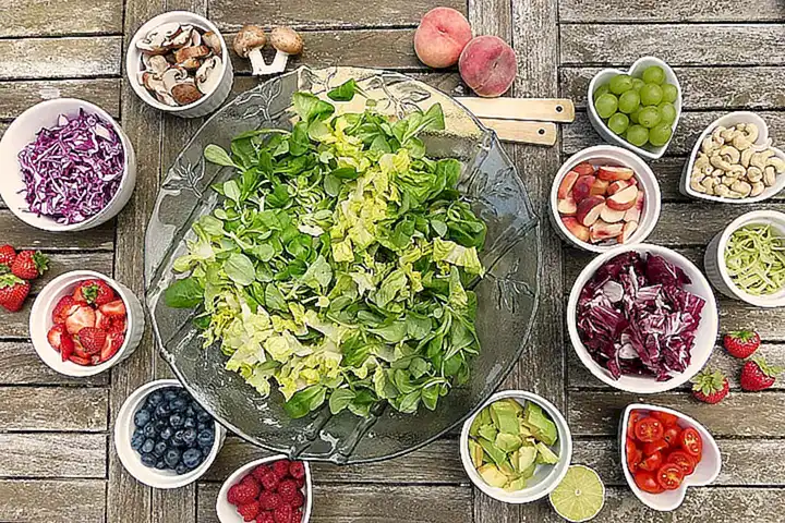 Ensalada fresca con gambón crudo