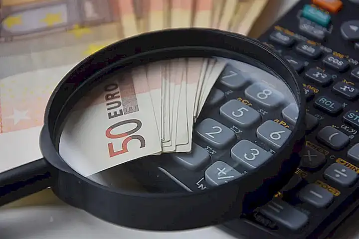 Evaluar el costo y disponibilidad de cada uno