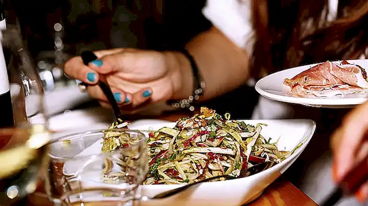 Evita comer almejas crudas en restaurantes que no cumplan con los estándares de seguridad alimentaria