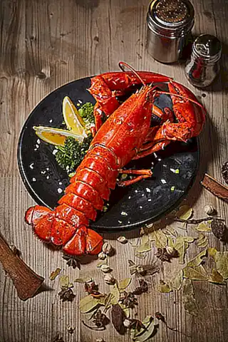 Evita que el bogavante se seque cubriéndolo con un paño húmedo