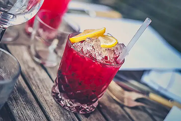Evitar el consumo excesivo de alcohol y bebidas azucaradas