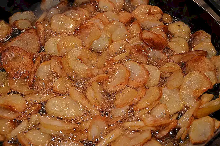 Fríe los langostinos envueltos en aceite caliente