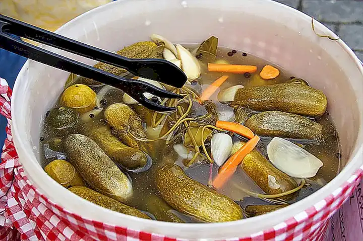 Guindillas en vinagre añaden un toque picante y ácido al mejillón