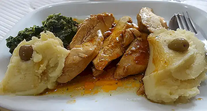 Haz un puré de papas cremoso como guarnición