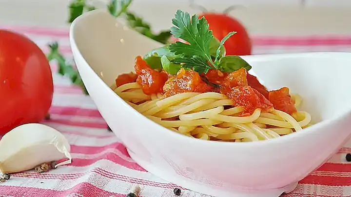 Haz una pasta con mejillones en salsa de vino blanco y tomate