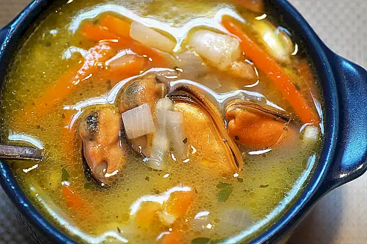 Haz una sopa de mejillones con caldo de pescado y verduras frescas