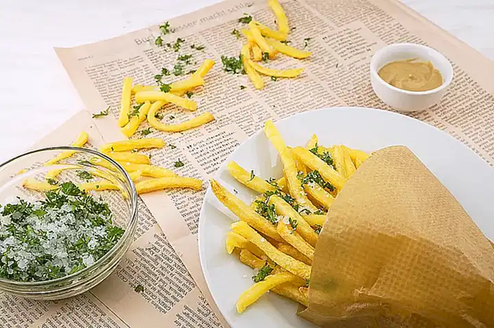 Haz unas papas fritas caseras como acompañamiento perfecto
