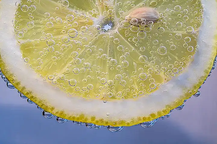 Hierve agua con rodajas de limón para refrescar el ambiente