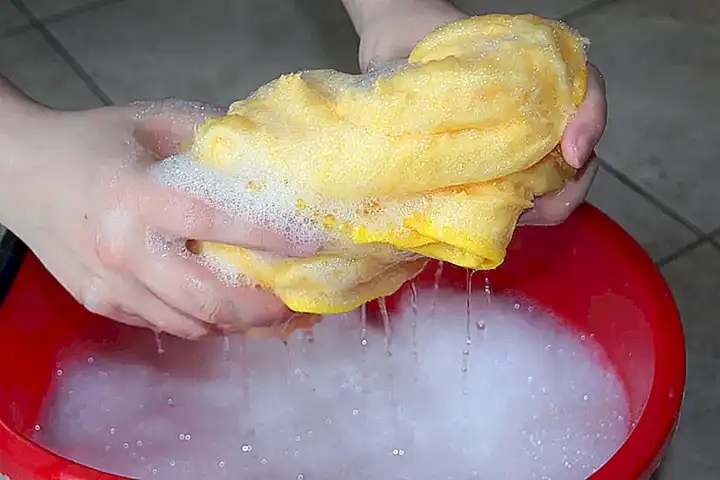 Limpia inmediatamente los utensilios y superficies con agua caliente y jabón