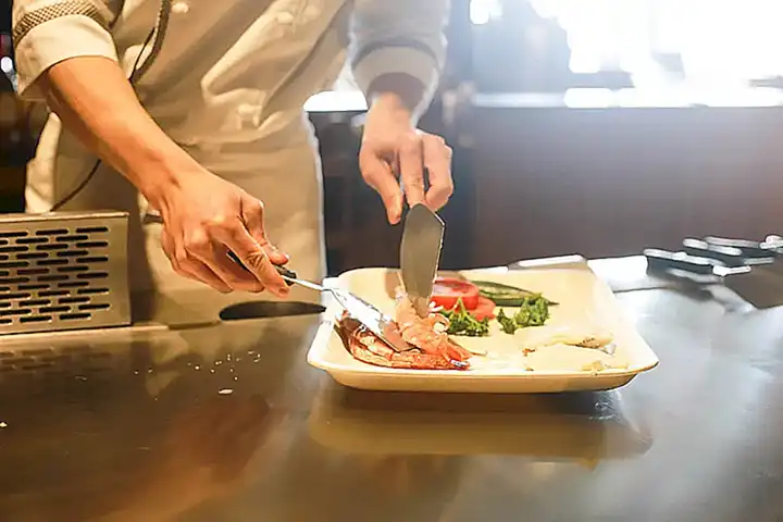 Limpia y prepara los mariscos antes de cocinarlos