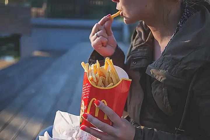 Los riesgos al comer mariscos incluyen intoxicación alimentaria y alergias