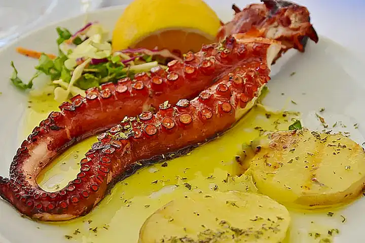 Mercados de pescado locales ofrecen pulpos frescos para cocinar en casa