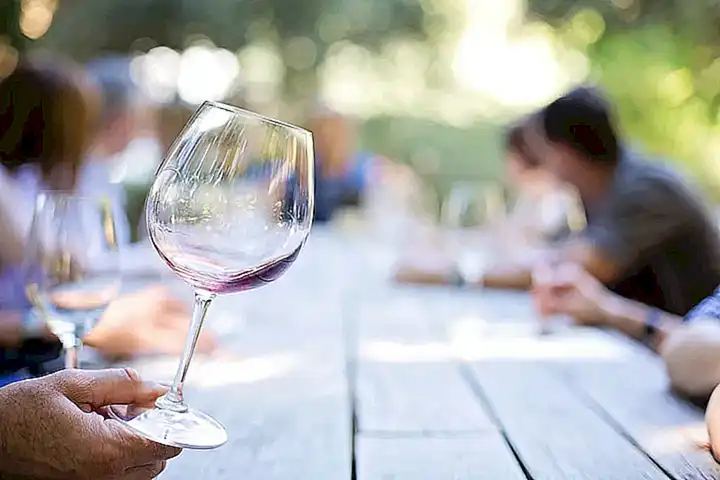 Ofrecer opciones de maridaje con vinos o bebidas adecuadas realzará aún más la experiencia de degustación de las zamburiñas