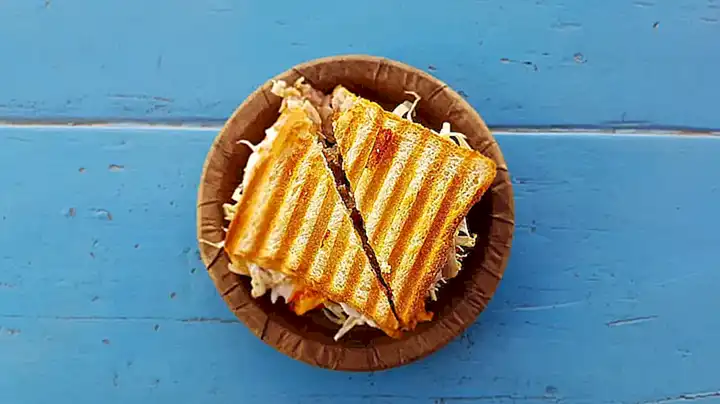 Pan crujiente y tostado complementa muy bien el sabor del escabeche