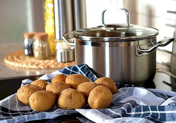 Pon las patatas en una olla grande y cúbrelo con agua fría