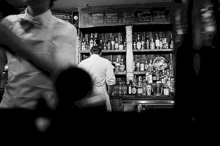 Pregunta a bartenders o mixólogos si conocen algún lugar donde se venda