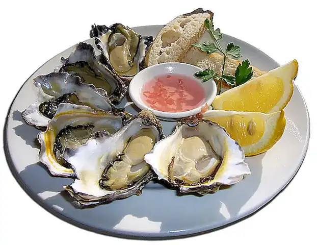 Pregunta a los lugareños o a amigos que sean amantes de los mariscos si conocen algún lugar donde sirvan ostras frescas
